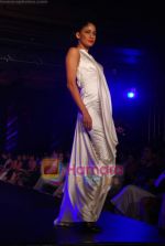 Model walk the ramp for Shantanu Nikhil at Day 2 Blenders Tour fashion show on 4th Spt 2010 (2).JPG